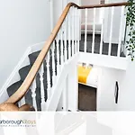 - Trafalgar - 4 Bedroomed House - Free Parking Scarborough