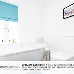 - Trafalgar - 4 Bedroomed House - Free Parking Scarborough