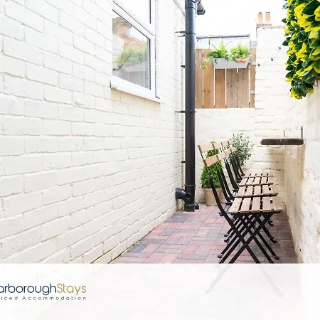 - Trafalgar - 4 Bedroomed House - Free Parking Σκάρμπορο