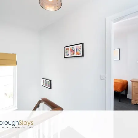 - Trafalgar - 4 Bedroomed House - Free Parking * Σκάρμπορο