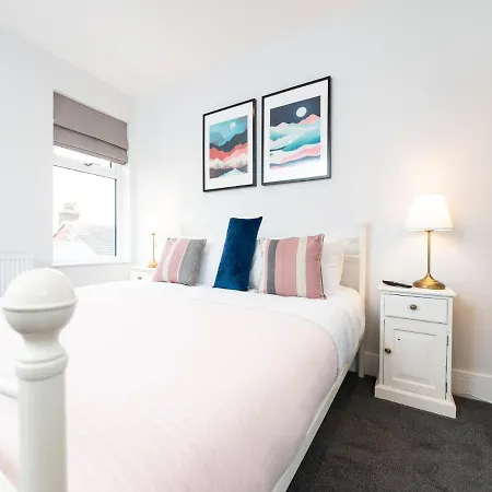 Hébergement de vacances - Trafalgar - 4 Bedroomed House - Free Parking *