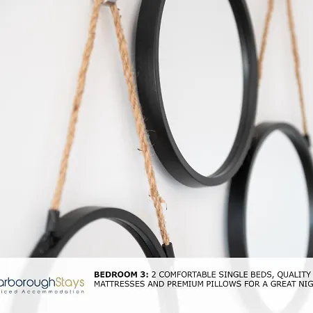 Hébergement de vacances - Trafalgar - 4 Bedroomed House - Free Parking *