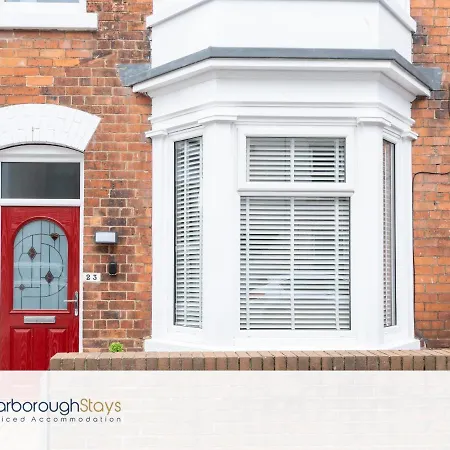 - Trafalgar - 4 Bedroomed House - Free Parking Scarborough