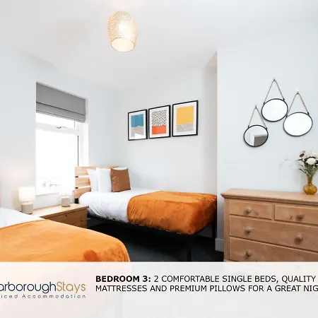 - Trafalgar - 4 Bedroomed House - Free Parking * Scarborough
