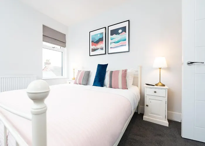 Nyaraló - Trafalgar - 4 Bedroomed House - Free Parking *