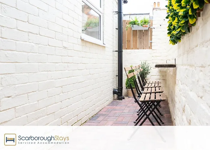 - Trafalgar - 4 Bedroomed House - Free Parking Scarborough