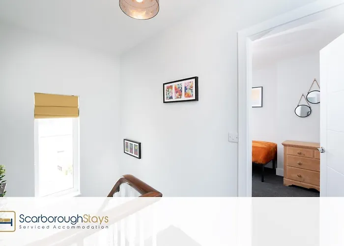 - Trafalgar - 4 Bedroomed House - Free Parking * Scarborough